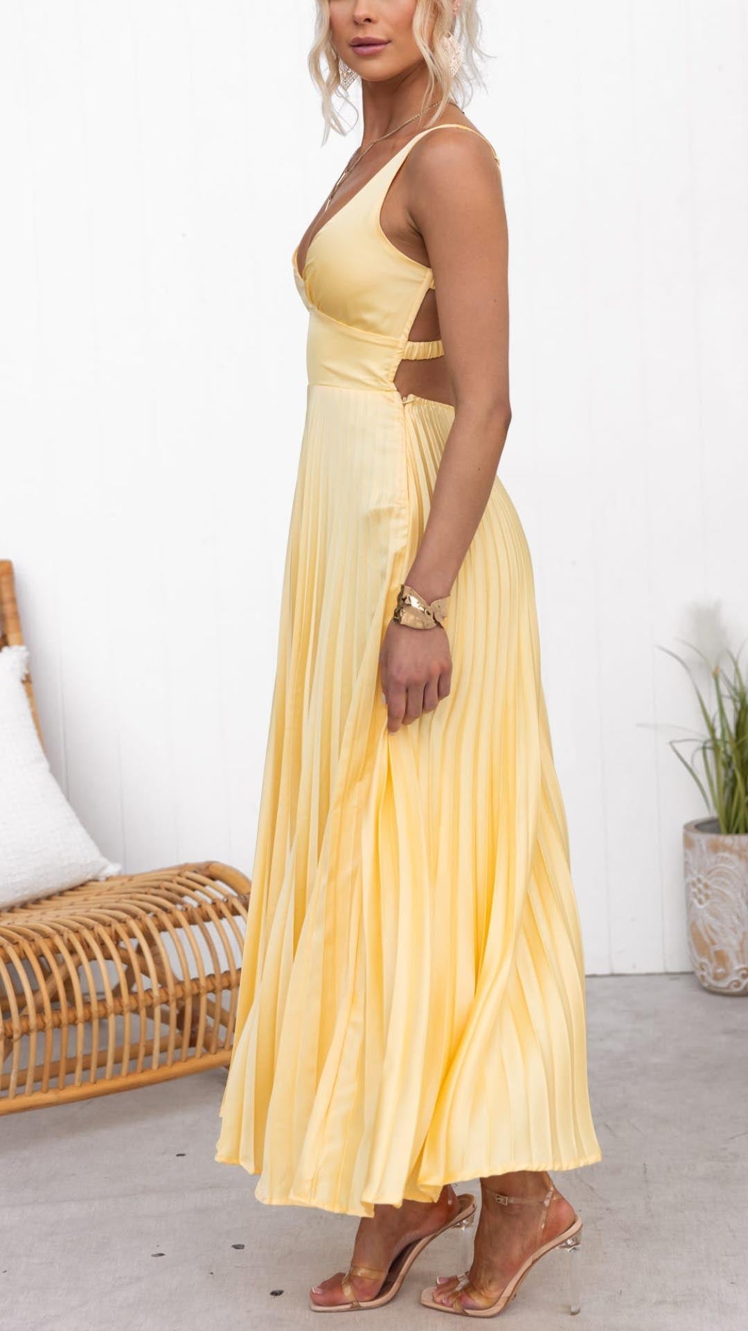 Aby | Gelbes Plissé V-Ausschnitt Maxikleid