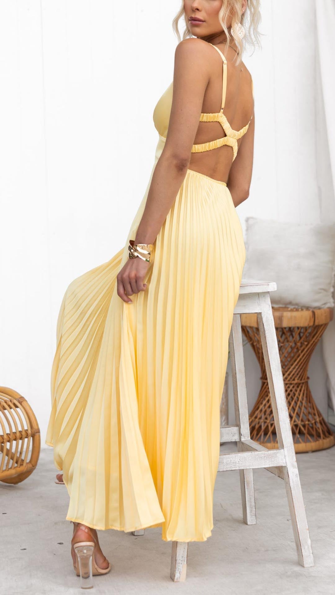 Aby | Gelbes Plissé V-Ausschnitt Maxikleid